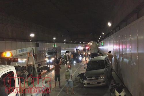 Ô tô đi ngược chiều trong hầm vượt sông Sài Gòn gây tai nạn liên hoàn - Ảnh 2.